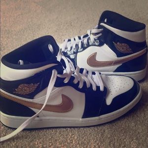 Air Jordan 1 Mid Patent ‘Black Gold’ Size 10.5 Men